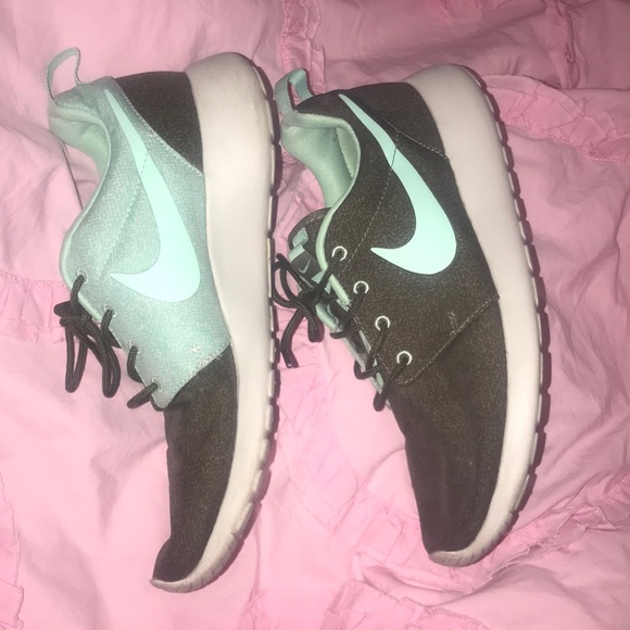 Nike shoes - Picture 2 of 5